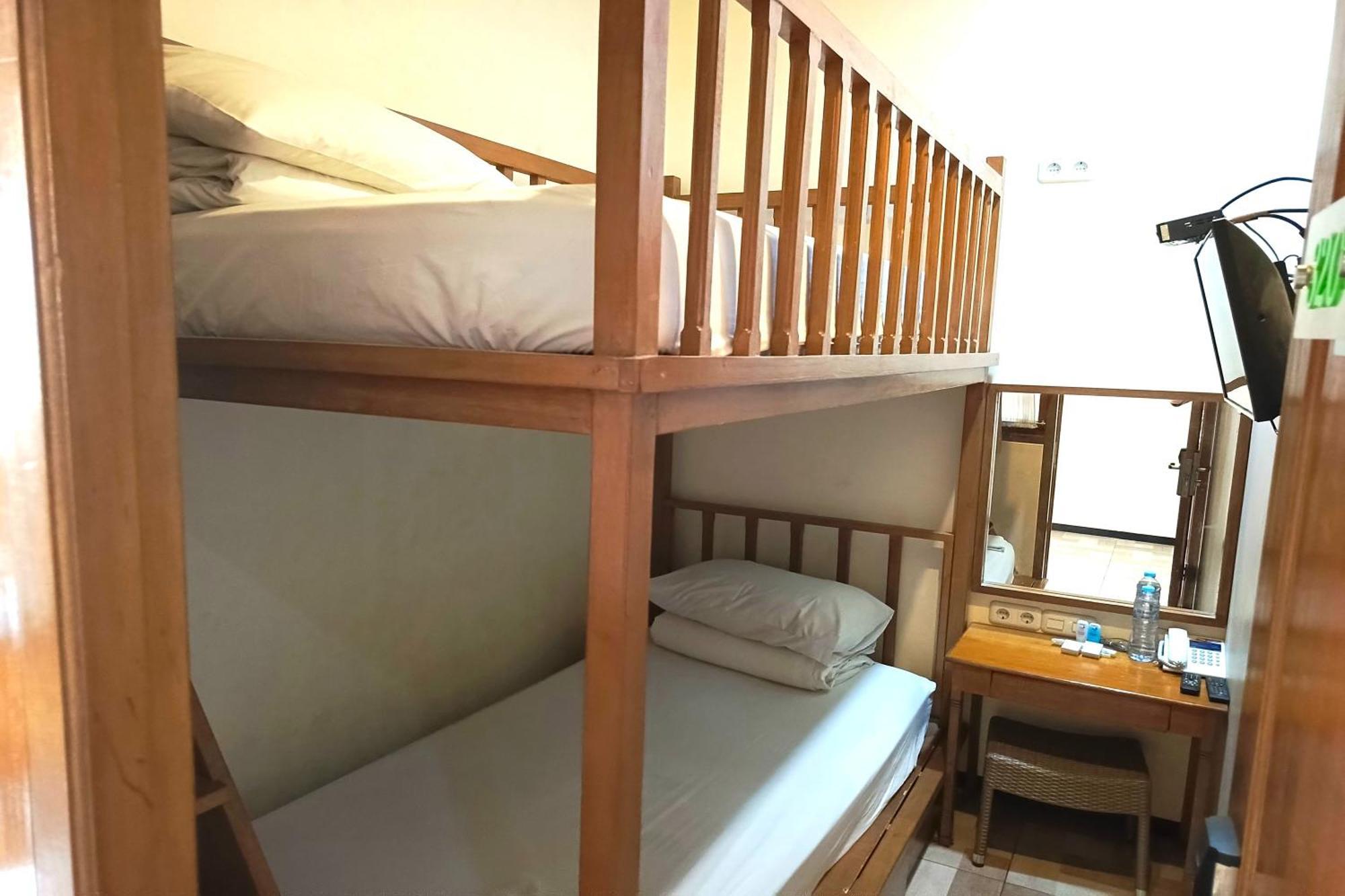 Java Capsule Hotel Маланг Экстерьер фото